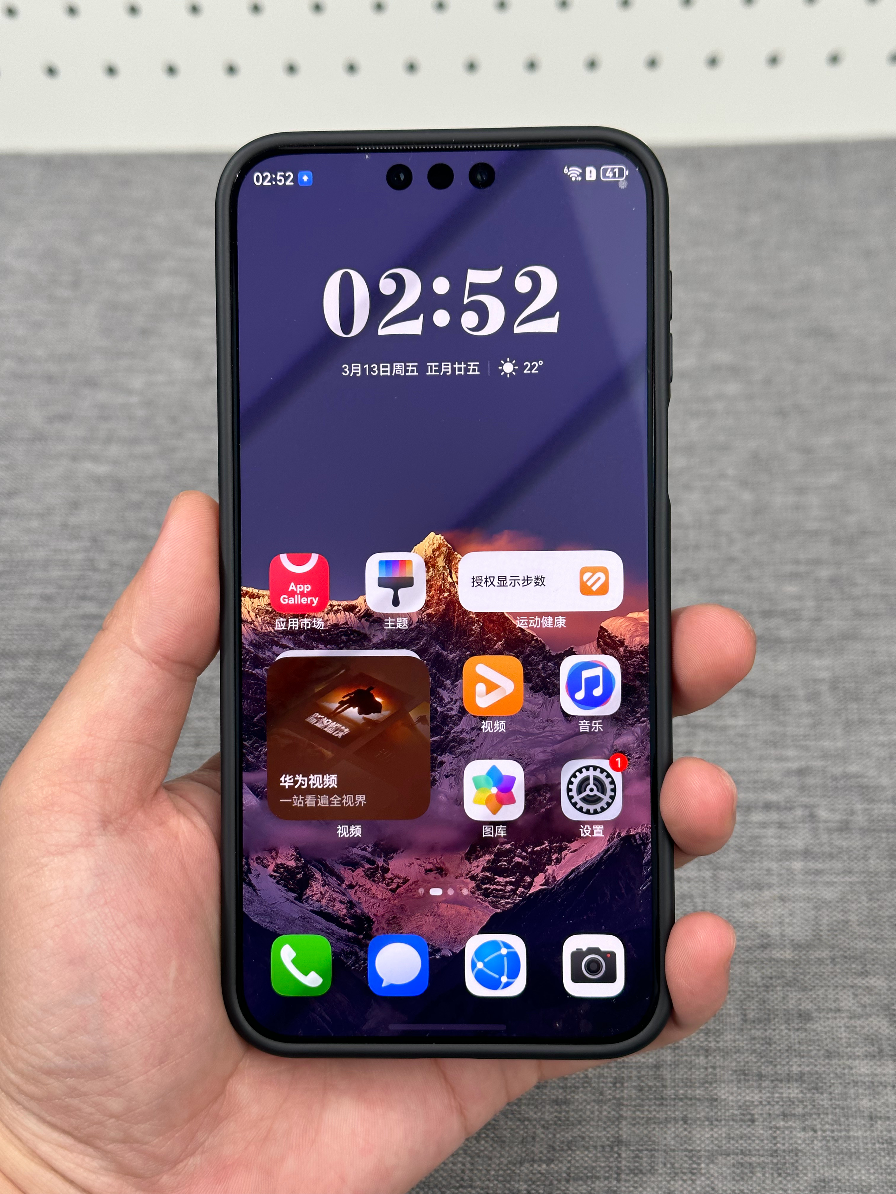 Mate80ProMax 的013非磁吸黑色明天上，磁吸晚三天左右，还有一个石头