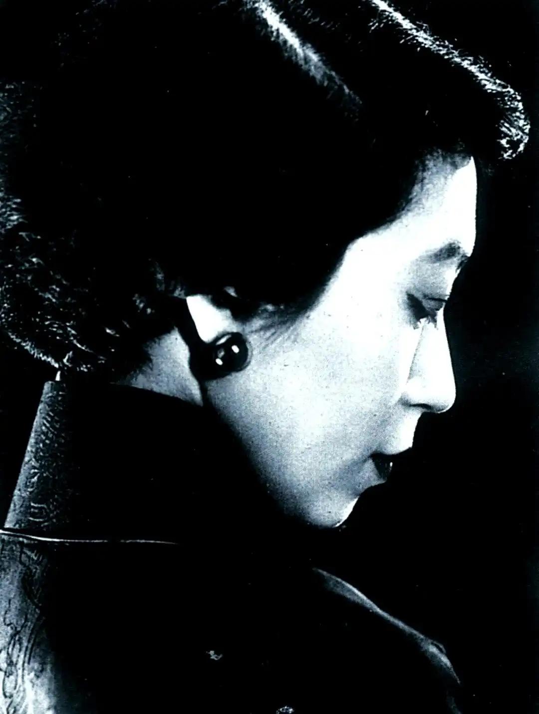 1955年纽约偶遇：64岁胡适笑着问好，35岁张爱玲默然回应：我爷爷早就不在了