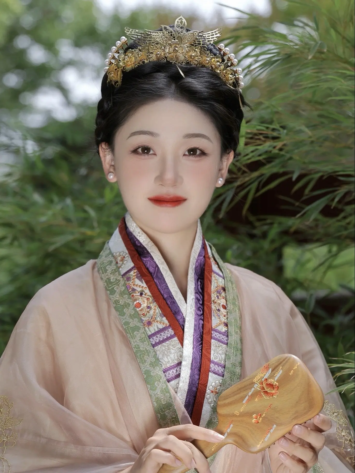 留连戏蝶时时舞，自在娇莺恰恰啼。