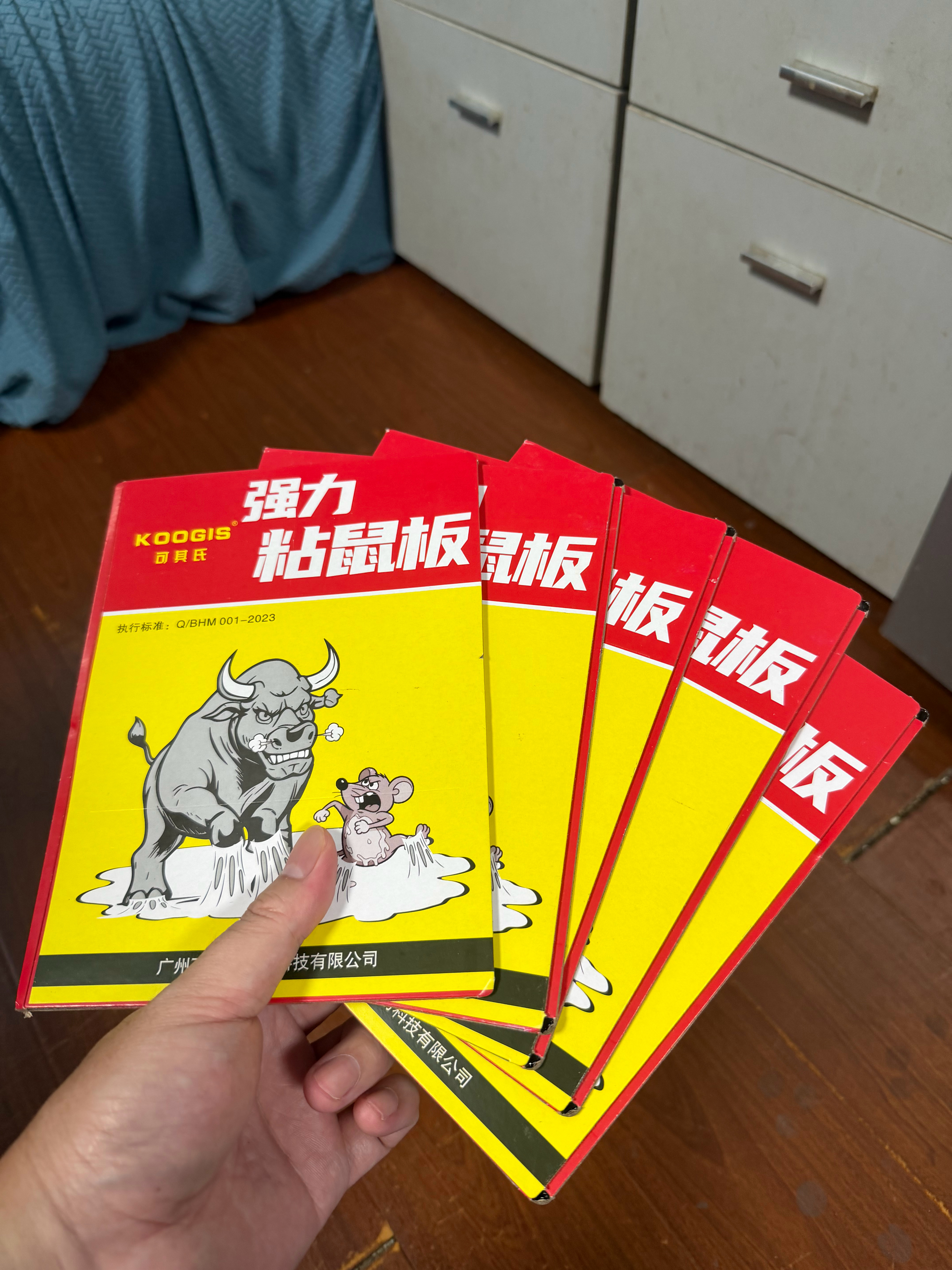 再加5个粘鼠板，希望能抓住它，请教一下，粘鼠板放在什么地方最合适呢，樯角还是柜子
