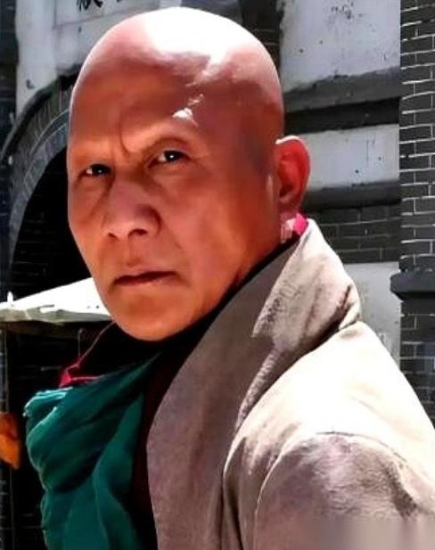 17岁那年，计春华给自己煎了锅中药，锅是铝的。第二天一早，他一照镜子，头发、眉毛