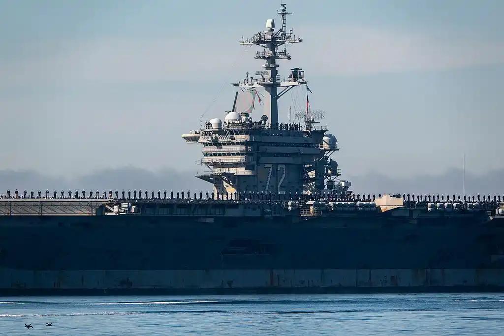 美国海军"亚伯拉罕·林肯"号核动力航母打击群正劈波斩浪驶向中东，这支钢铁巨兽率领