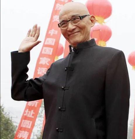 说起游本昌，大家都知道他是“济公”扮演者。92岁，多数人已安享晚年，他却庄严宣誓
