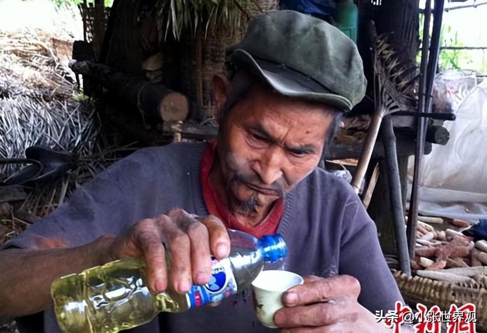 2016年，重庆一位年长的大伯为了缓解咳嗽，竟然开始饮用煤油和汽油，每月的摄入量