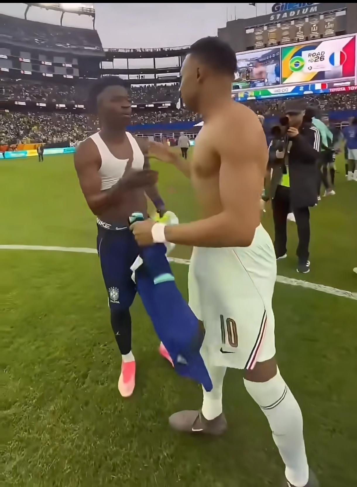 巴西输球，维尼休斯与姆巴佩谈笑风生，好心态还是脸都不要了？
在第三方场地的友谊赛