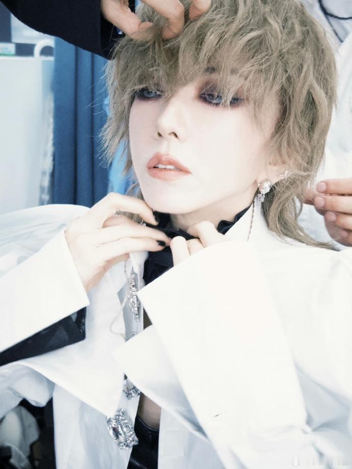 #刘忻小王子造型##刘忻蓝色美瞳# 刘忻在《乘风 2024》的舞台凭借《暗黑 d