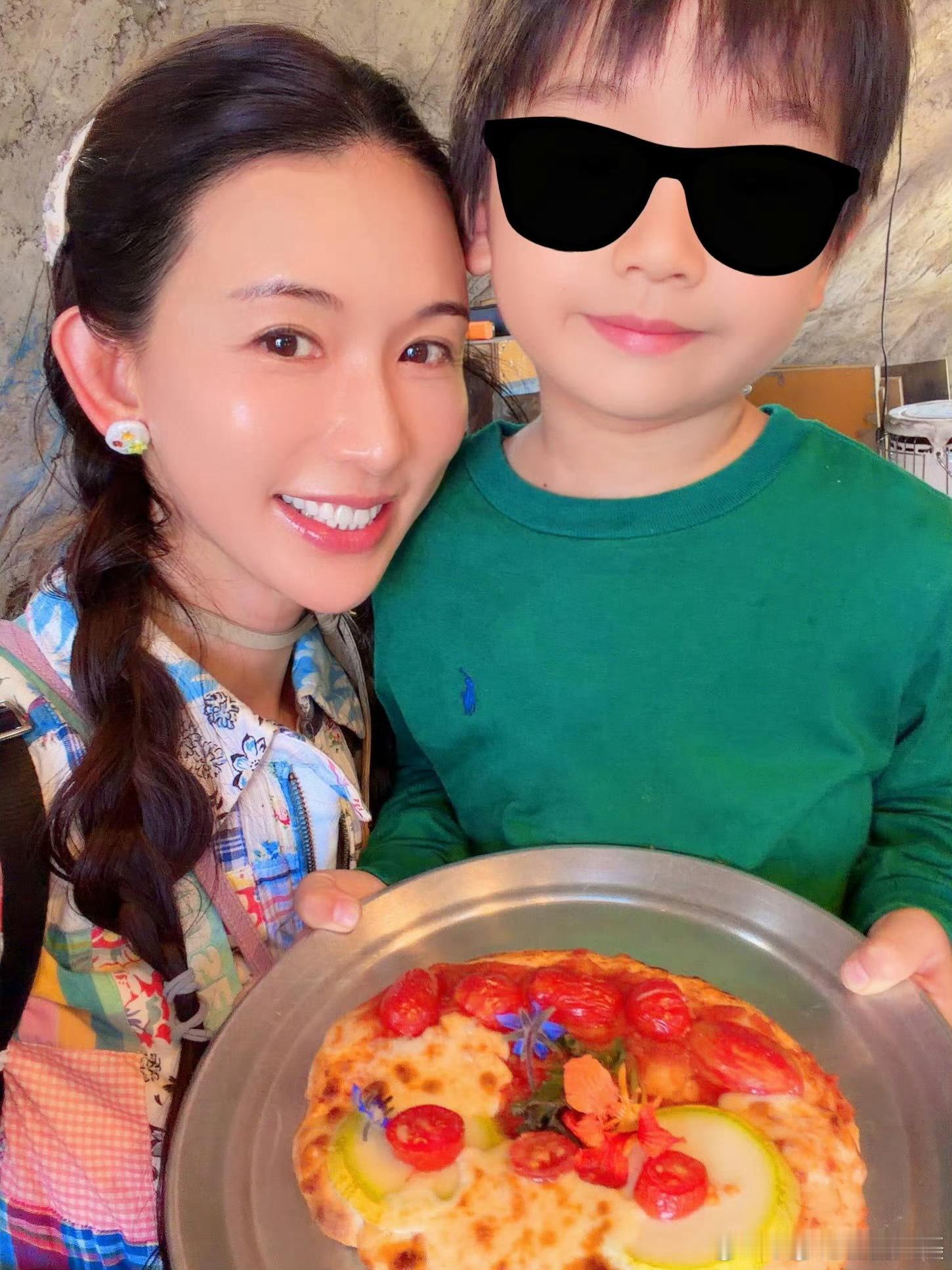 林志玲4岁儿子近照林志玲4岁儿子正脸照 林志玲罕见晒儿子，很像妈妈 