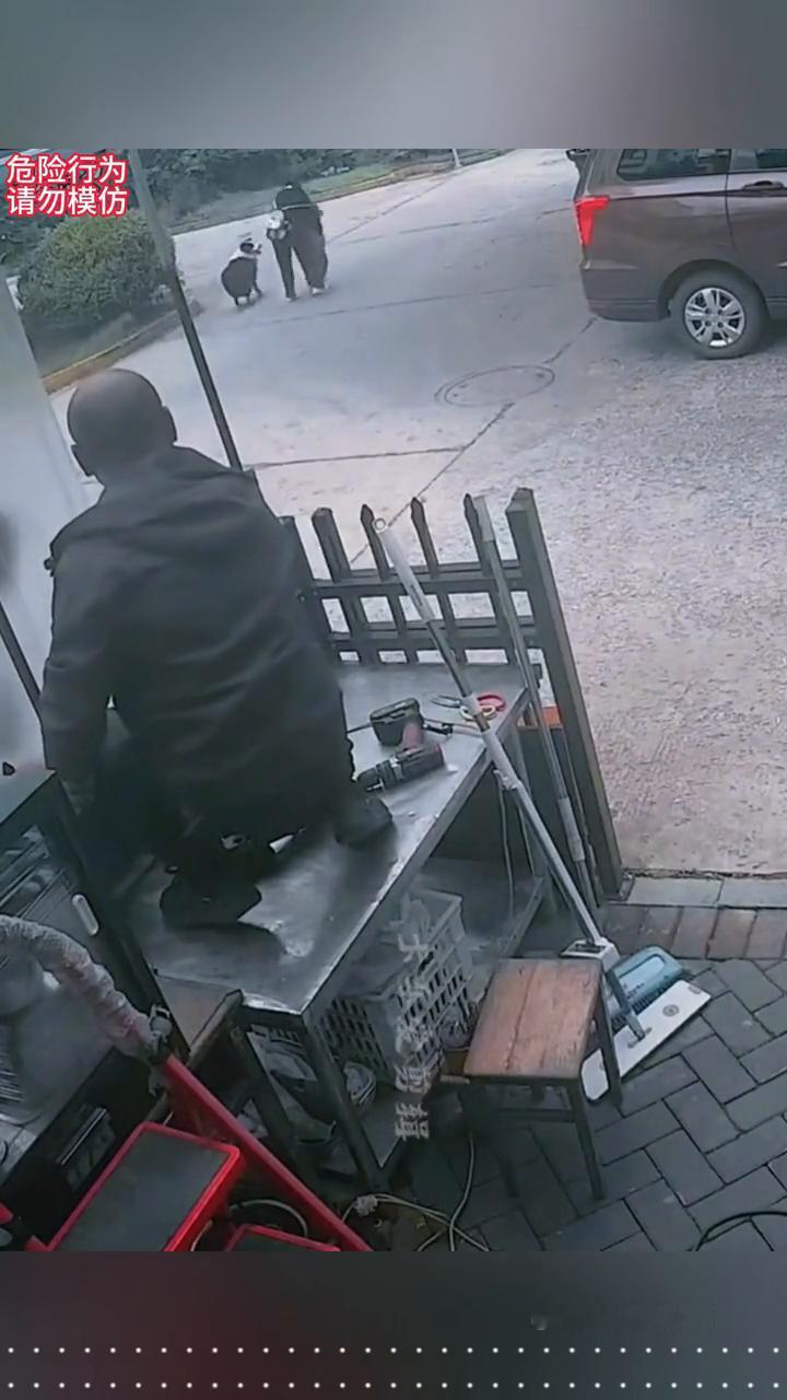 监控下一幕。
蹲在路边吃炸鸡。
爱剪辑。
