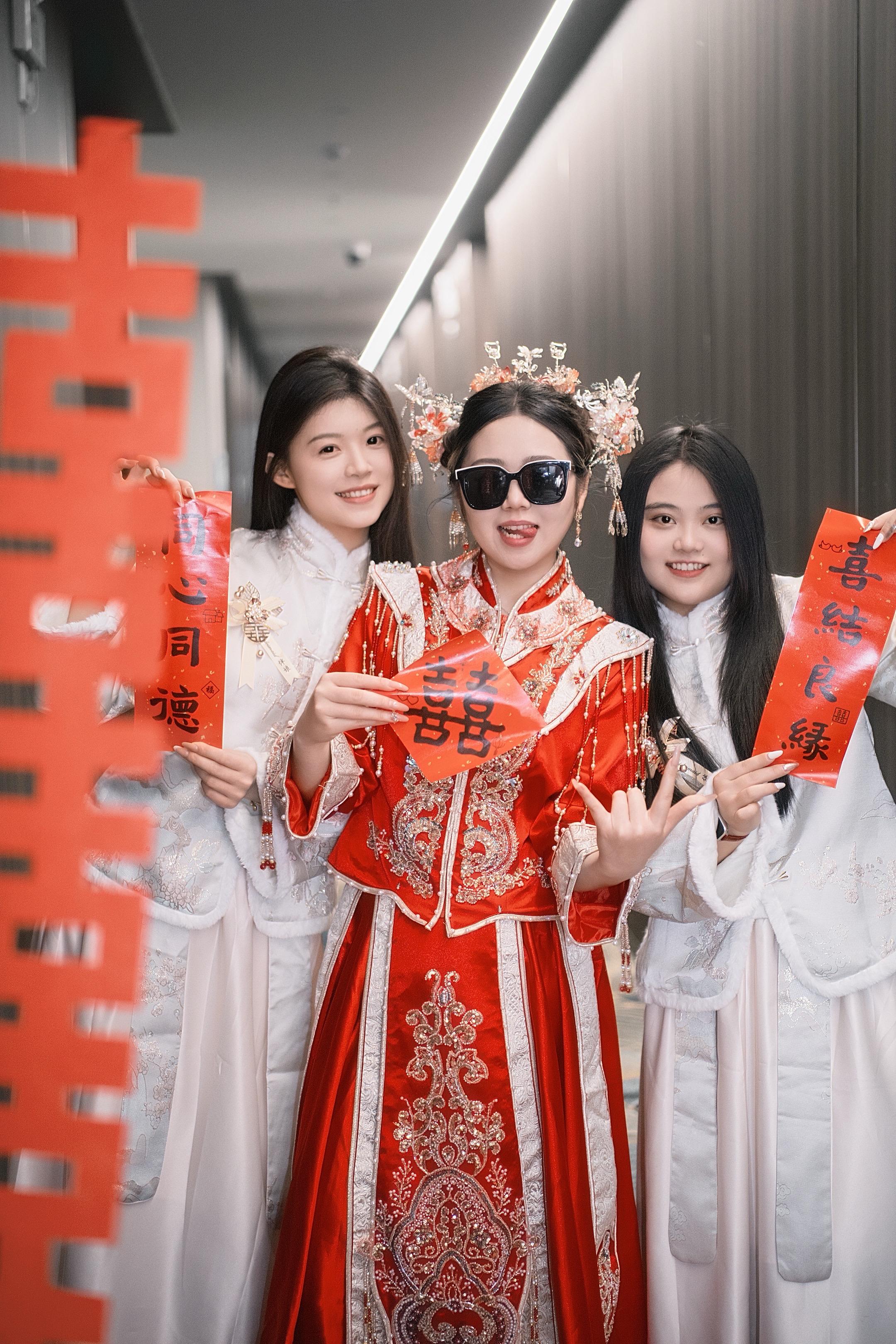 送你出嫁。此刻我感到很幸福 是因为她很幸福