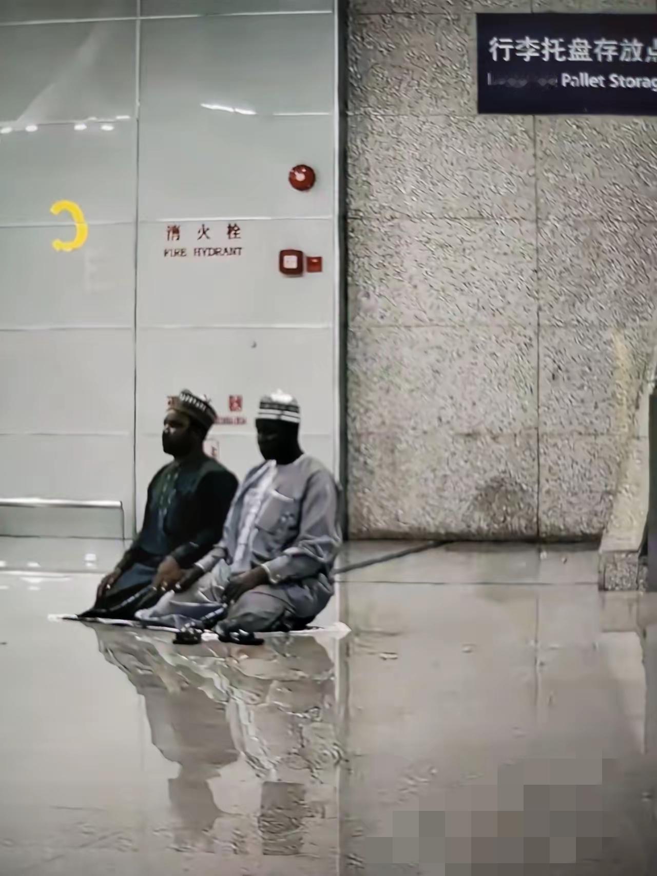 我妈说宁肯卖房躲深山，也不跟外国人做邻居，这真不是个别老人的“怪念头”？但把所有