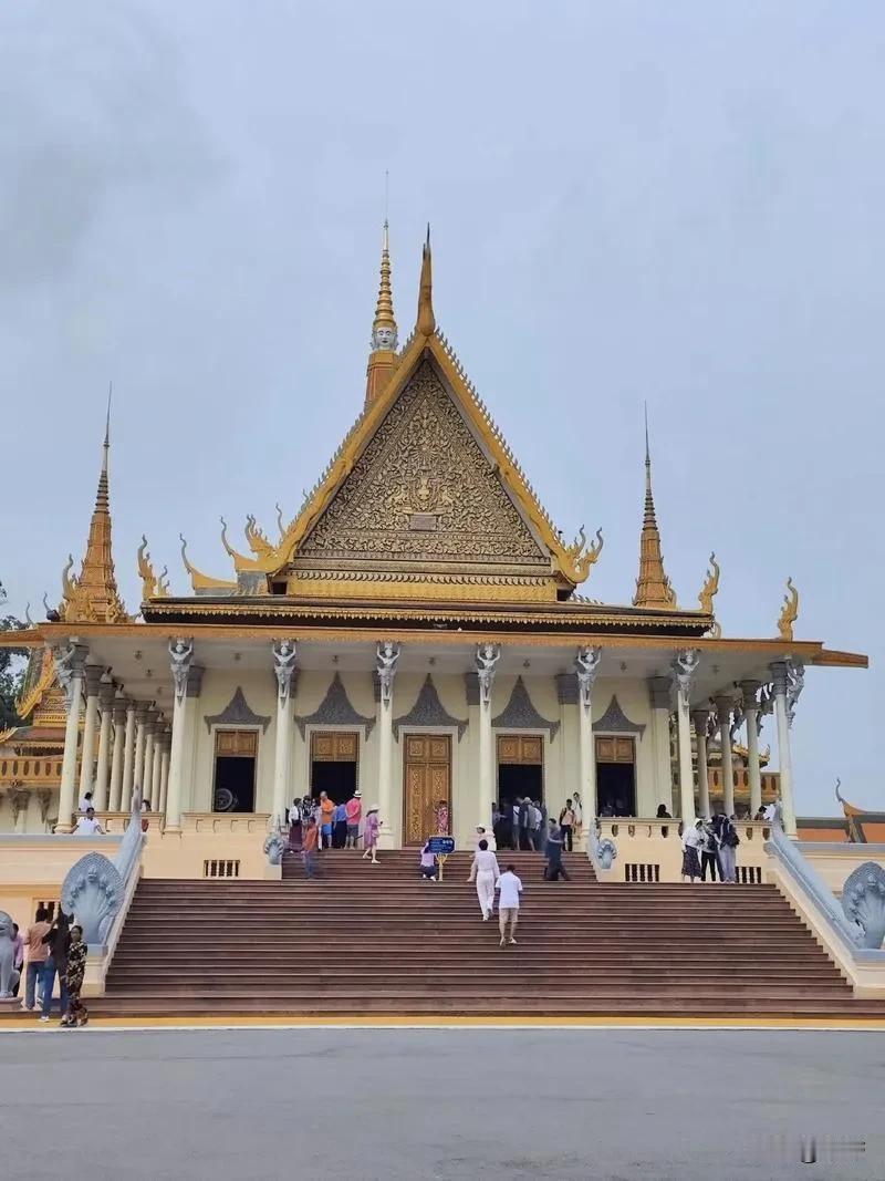金碧辉煌的寺庙，游客络绎不绝，感受东南亚的宗教文化。
