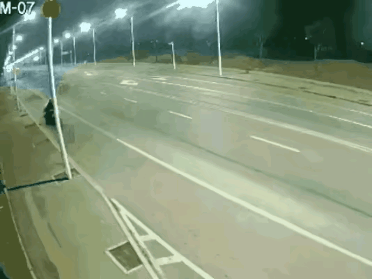 大爷骑车逆行这一次真的是有惊无险，他骑这个三轮车逆行，还准备横穿马路之时，谁知道