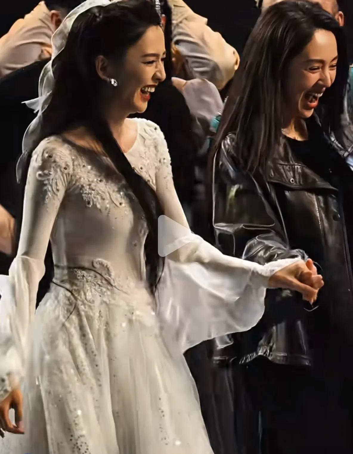 双胞胎有天生的，也有后天的，不信你看这张抓拍的图片，真的傻傻分不清楚。
明明没有