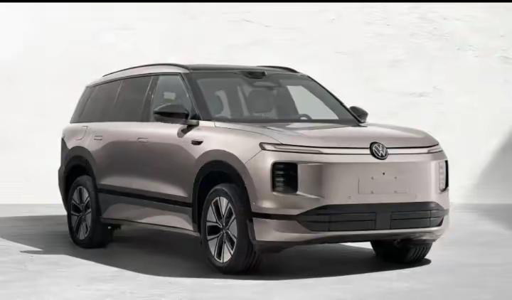 9X采用了全新专属设计语言，发光式大众Logo与宽厚贯穿式光带融为一体，搭配分体