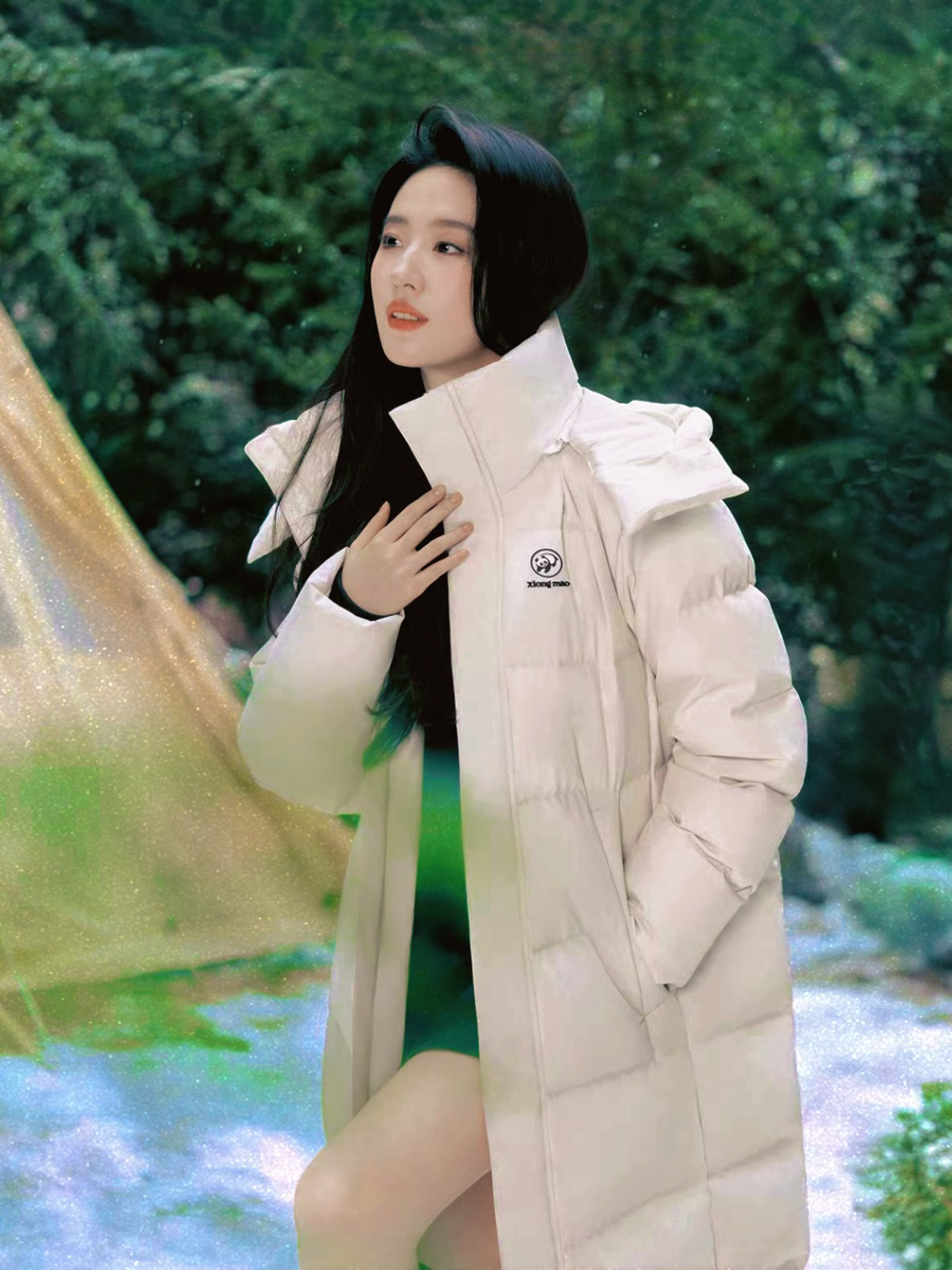 熊猫🐼的图里面，可能因为有哈哈在，突然觉得黑色外套🖤也很好看[哈哈]。 ​​