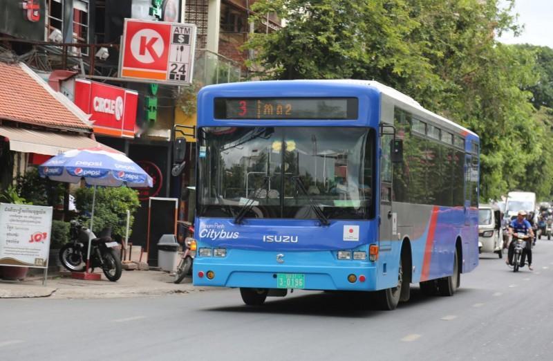  金边市政府继续为工人提供两年免费乘坐公交车和水上巴士服务
由金边市长坤盛签发的