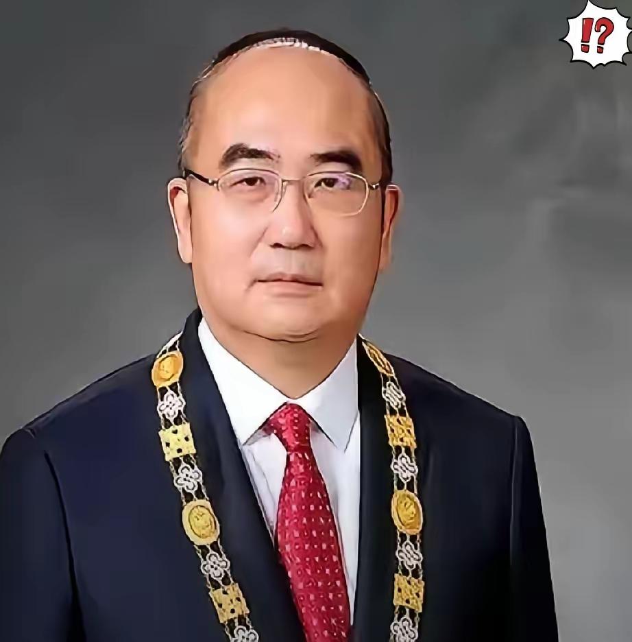 谁能想到，当年那个撑起武汉金银潭医院的院长张定宇，拖着一瘸一拐的身体在抗疫一线拼