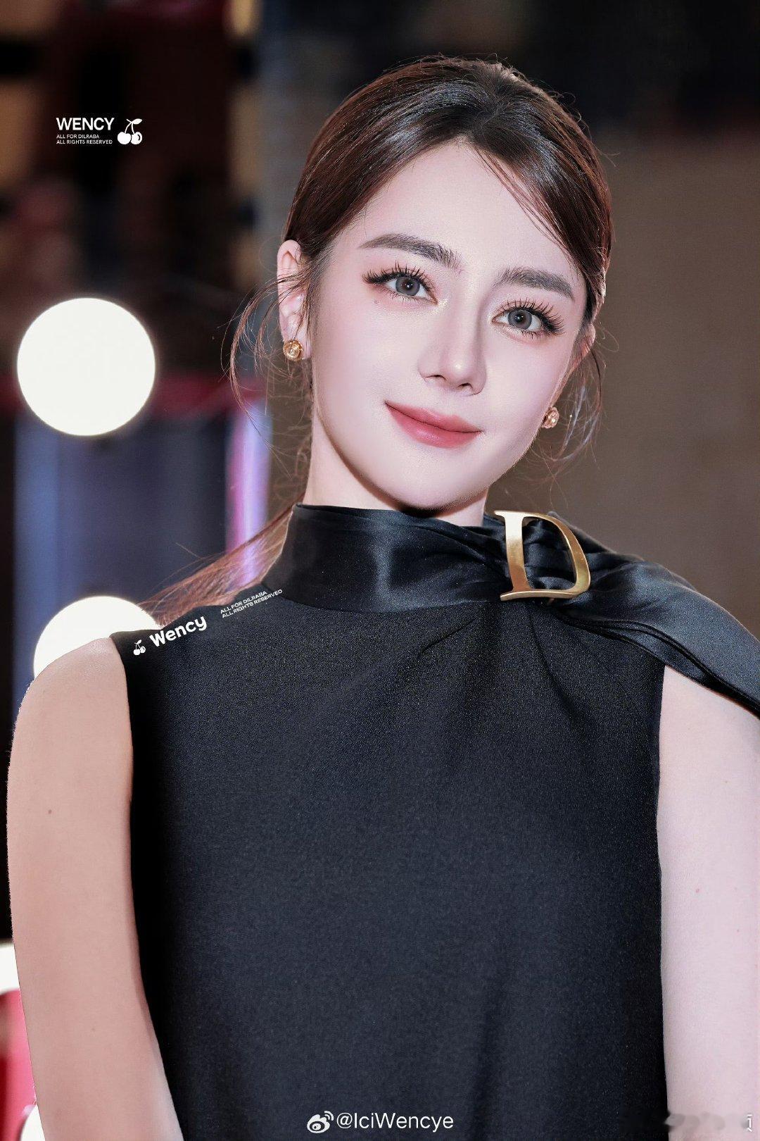 迪丽热巴真是时代美人美丽的中雕明珠迪丽热巴兼具颜值气场与个人风采，迪丽热巴不愧是