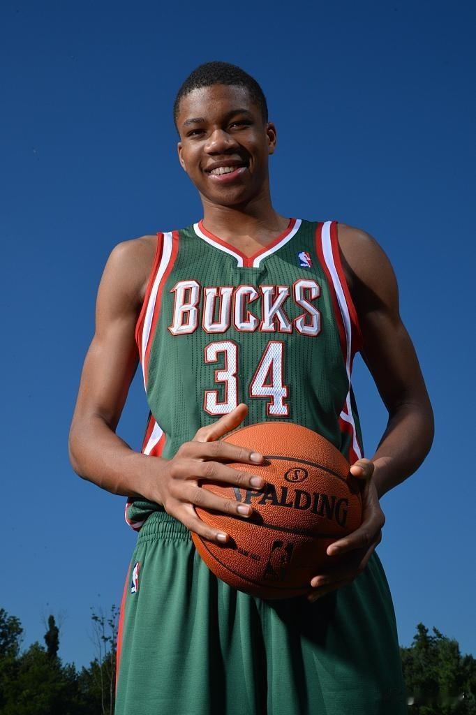 不比不知道，字母哥的新秀赛季还不如杨瀚森!

字母哥当年进入NBA在首秀比赛中，