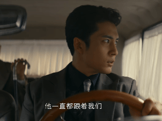 被韩东君单手开车帅麻了 刚刷到他单手飙车的片段，方向盘在他手里像玩具一样顺滑！这