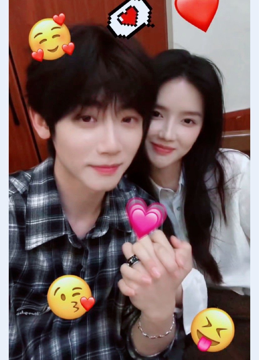 爆光啦！李卿喻钟黎的共创又杀疯了！这次直接十指相扣，甜度直接爆表￼￼￼！戏里的意