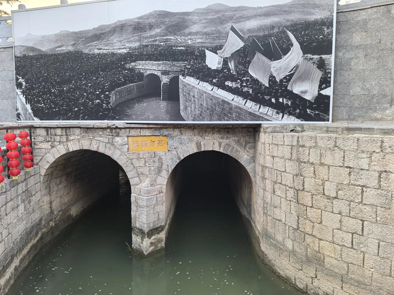 红旗渠修建在半山腰生上，简直是人间奇迹。在贫穷的60年代，凭借一县之力，老百姓一