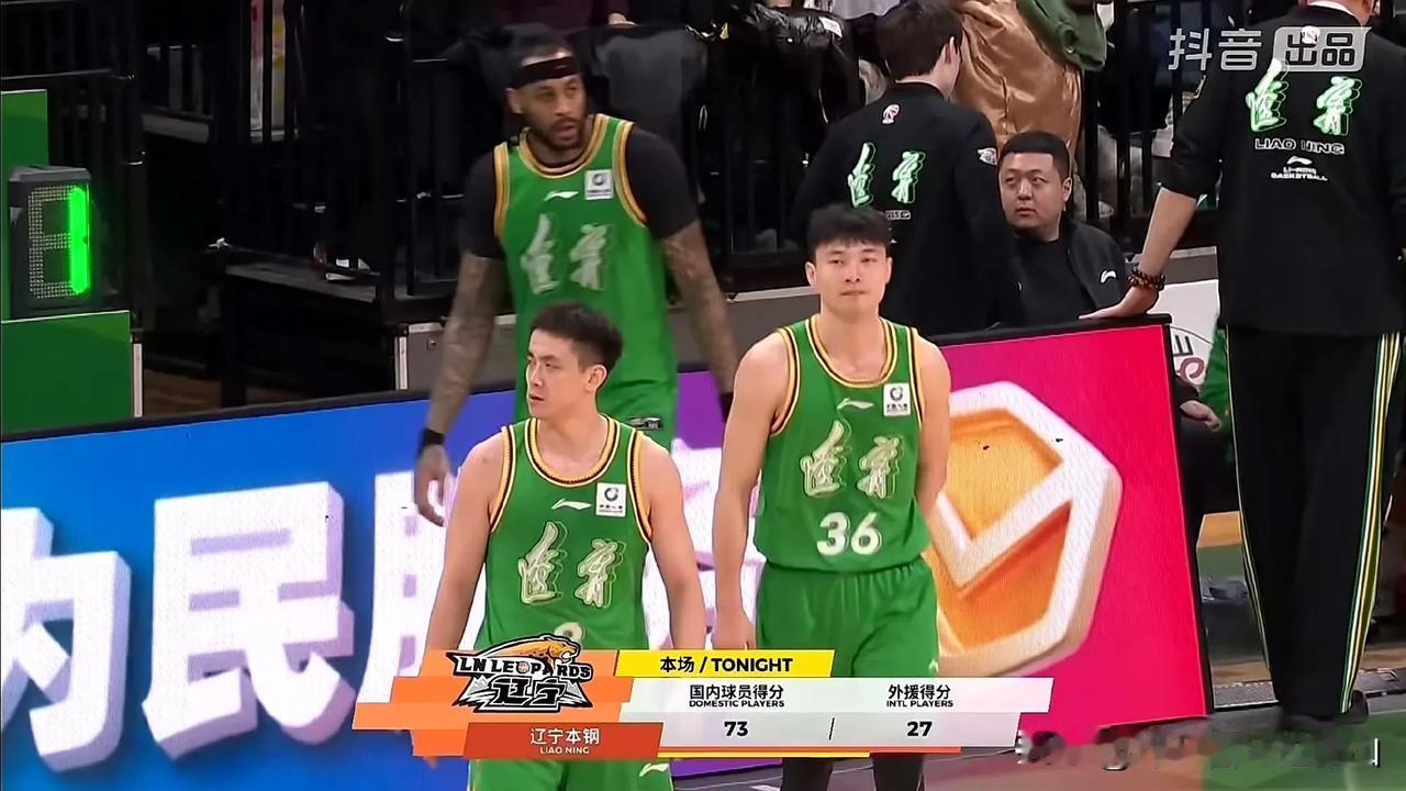 鄢手骐今晚大爆发了！让莫兰德给他送上一个香吻。
今晚鄢手骐8投6中，三分球5投3