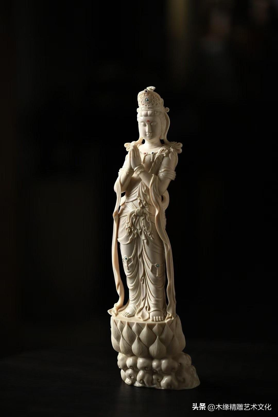 垂目之间见慈悲，合掌之中藏宁静。

温润凝脂的质感，与流畅舒展的衣纹相映成趣。匠