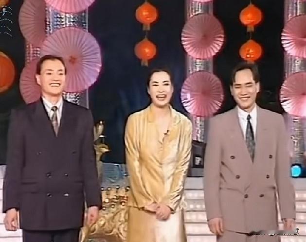 刷到毛阿敏兄妹三人同框的视频，第一眼真的被惊到。
三个人站在一起完全是同款舒展大