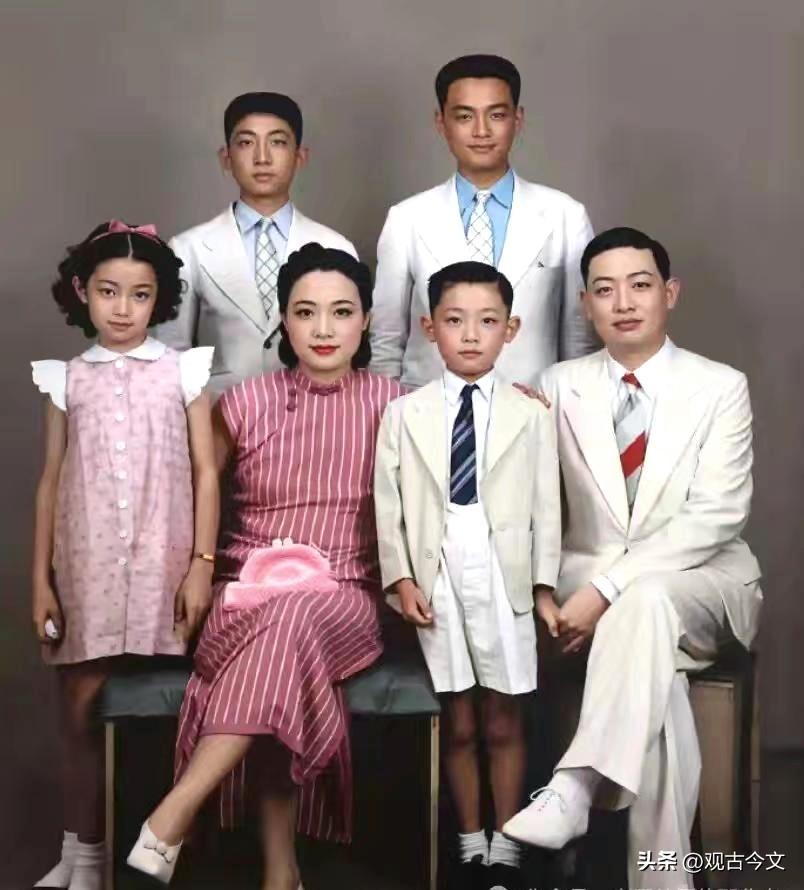 1941年，梅兰芳在香港的全家福！
1941年，梅兰芳与妻子福芝芳及子女在香港的