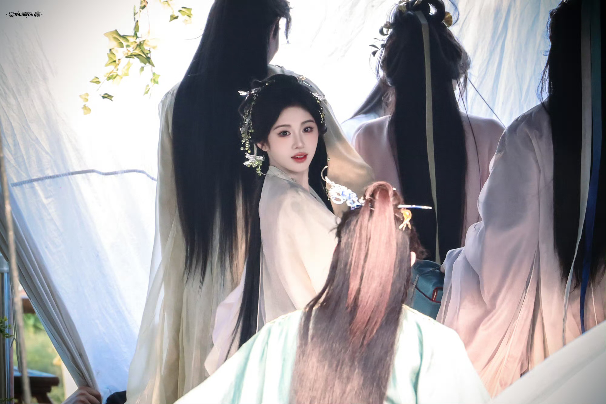 鞠婧祎 万影浮光皆过客，  回眸一霎百枝低。 ​​​
