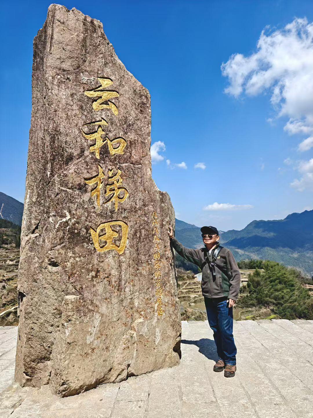 别再委屈自己了，女人努力赚钱，才是终身依靠
 
身边总有很多女人，活着活着就活成