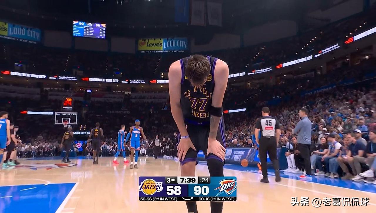 湖人巨星东契奇在无对抗情况下受伤离场！在今天湖人客场挑战雷霆的比赛中，当时比赛进