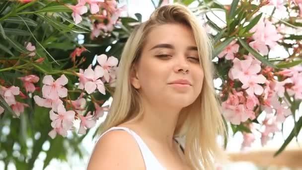 个人观点
其实女人想要的很简单
累了有人疼
苦了有人懂
困难有人扛
不图大富大贵