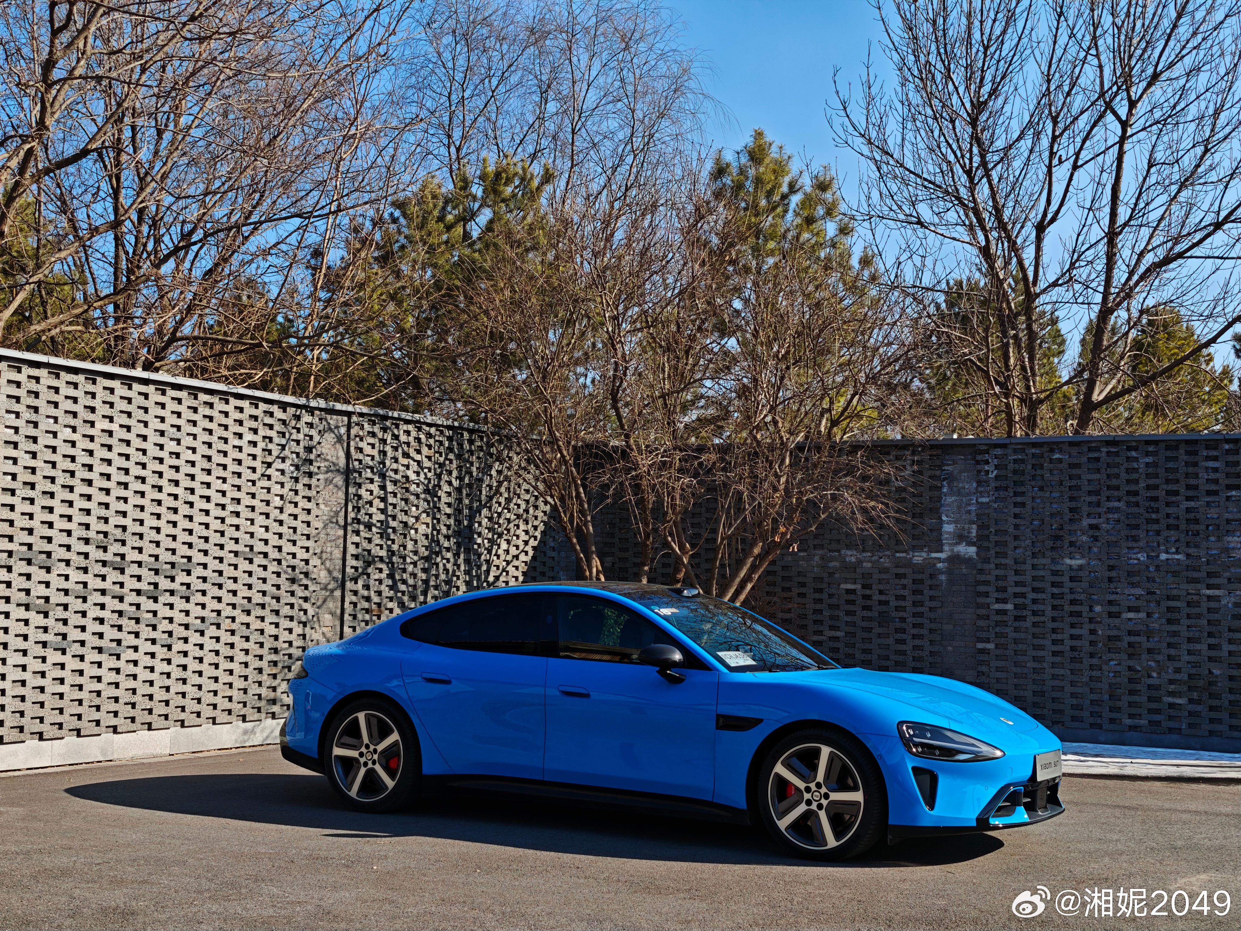 对了，我说一个很小众的点。新SU7内饰至少不臭，刚下线的车也不会有内饰异味，这一