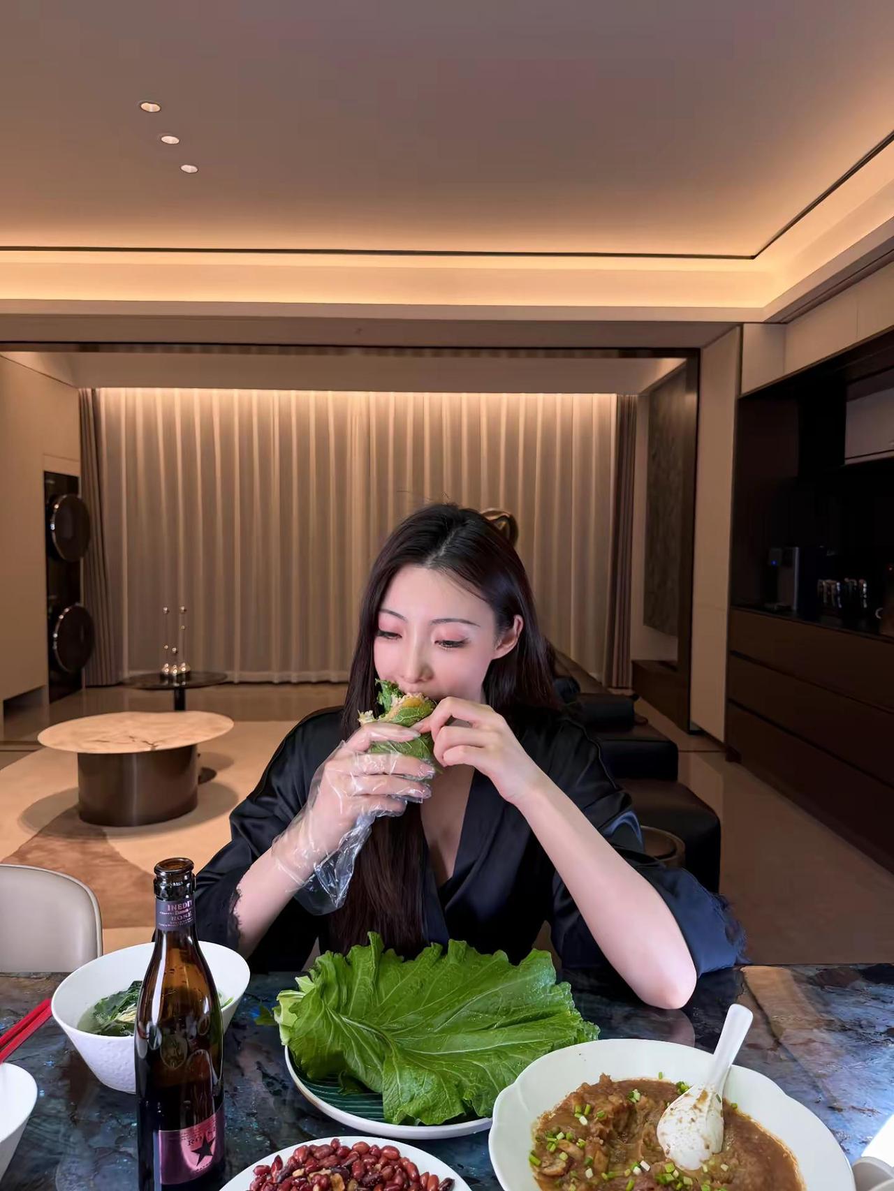饭，还可以包着吃。