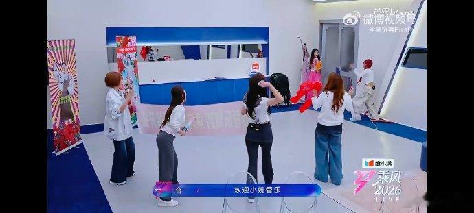 张小婉张小婉被吓出表情包 浪姐直播可爱反差感十足，打破沉稳舞台印象 