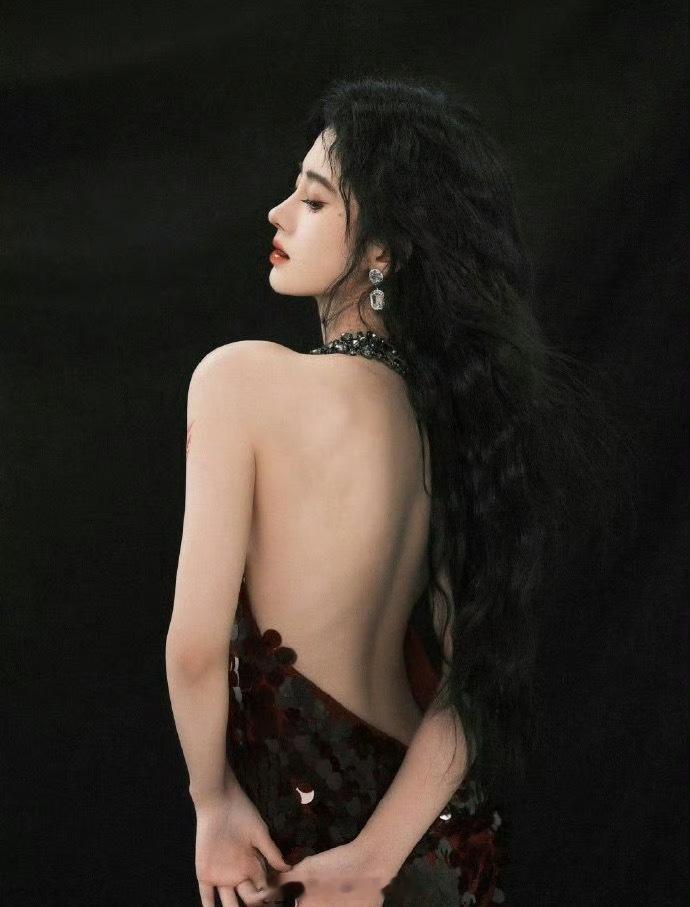 #鞠婧祎背沟好深#今天被鞠静怡的造型给美晕了，小姐姐这背沟好深啊，这身材绝美的让