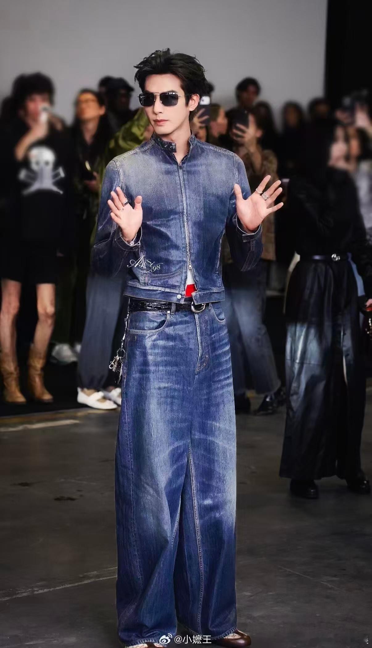 港媒给宋威龙取的标题威龙这惊人的头身比，肩宽真的好宽呀宋威龙浓颜暴君震米兰 ​​