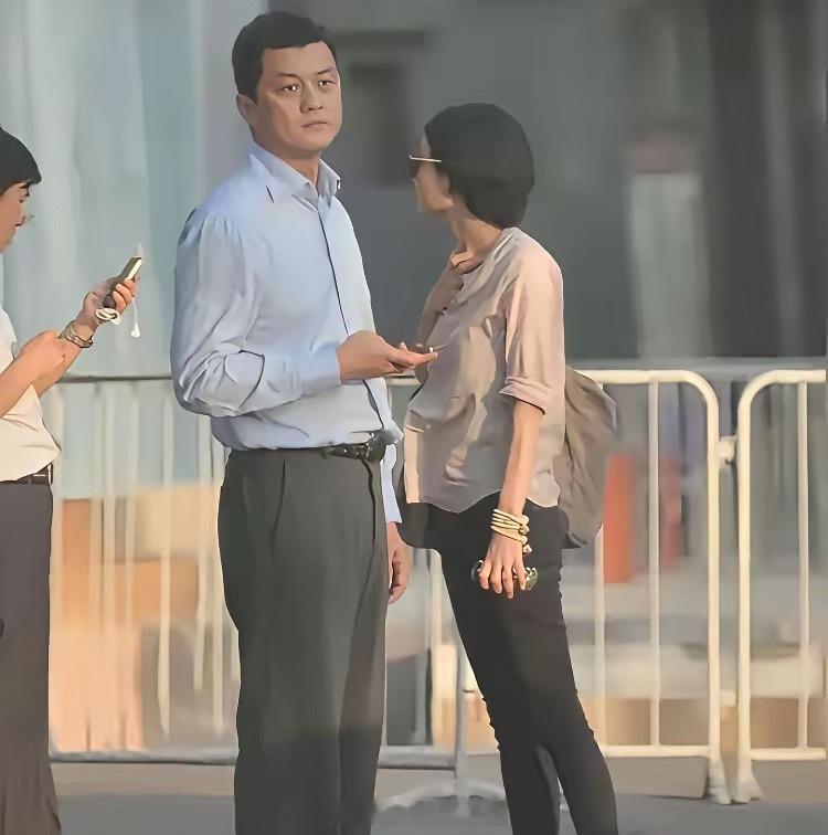 谢霆锋虽矮小但痞帅，李亚鹏高大但傻憨，所以王菲还是喜欢小谢，有小鹿乱撞，脸红心跳