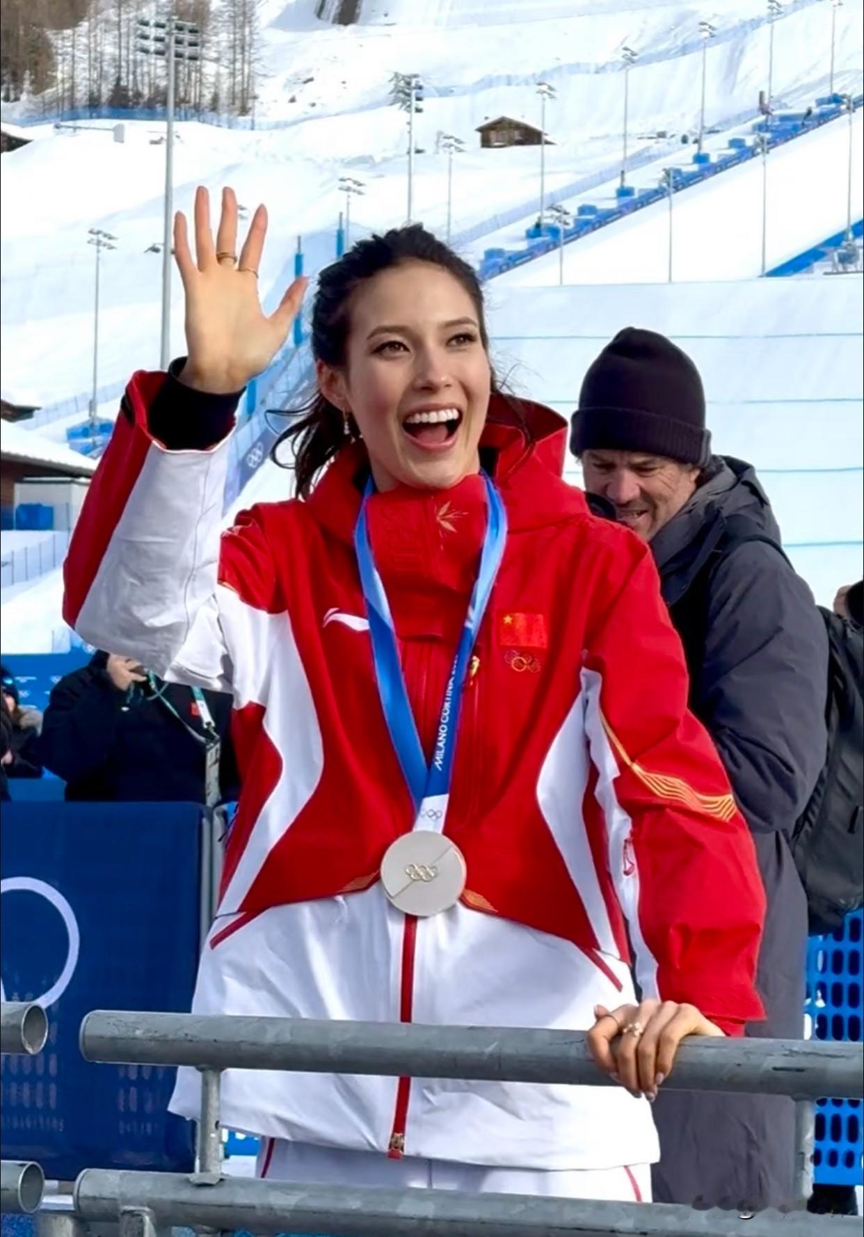 谷爱凌太炸了！
米兰冬奥会再创历史纪录，
两银入账，手握5枚冬奥奖牌，
成为自由