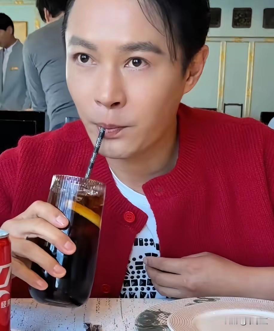 88元凉拌黄瓜、98元香菇菜心、50元一杯可乐，
郑国霖这顿和平饭店的饭，直接把