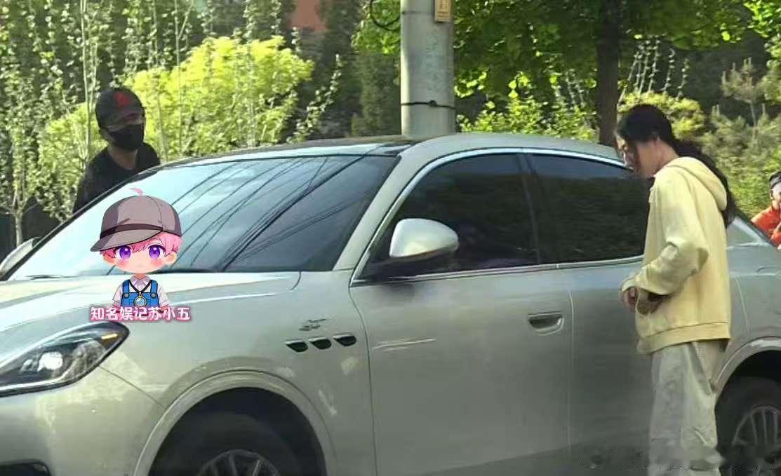 曝黄子弘凡同女经纪人玩耍至深夜曝黄子弘凡同女经纪人玩耍至深夜，艺人非工作时间与团