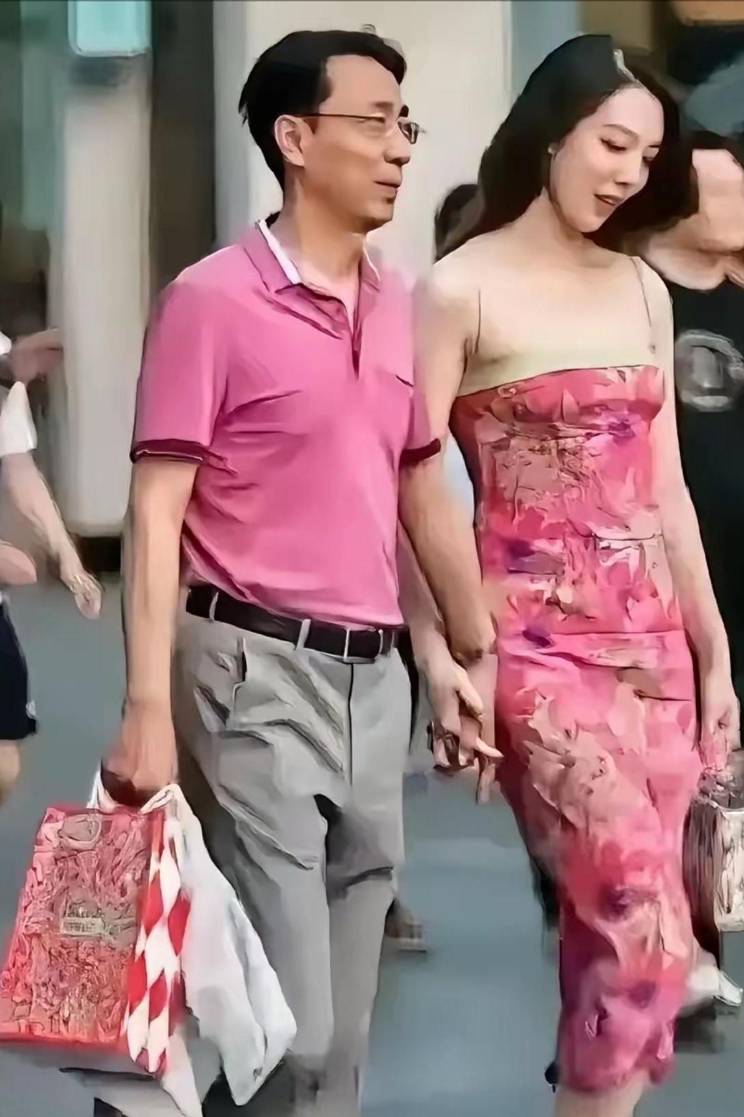 一件小事改写两个人的人生，引人深思！
 
还记得当年刷屏全网的太古里牵手门吗？一