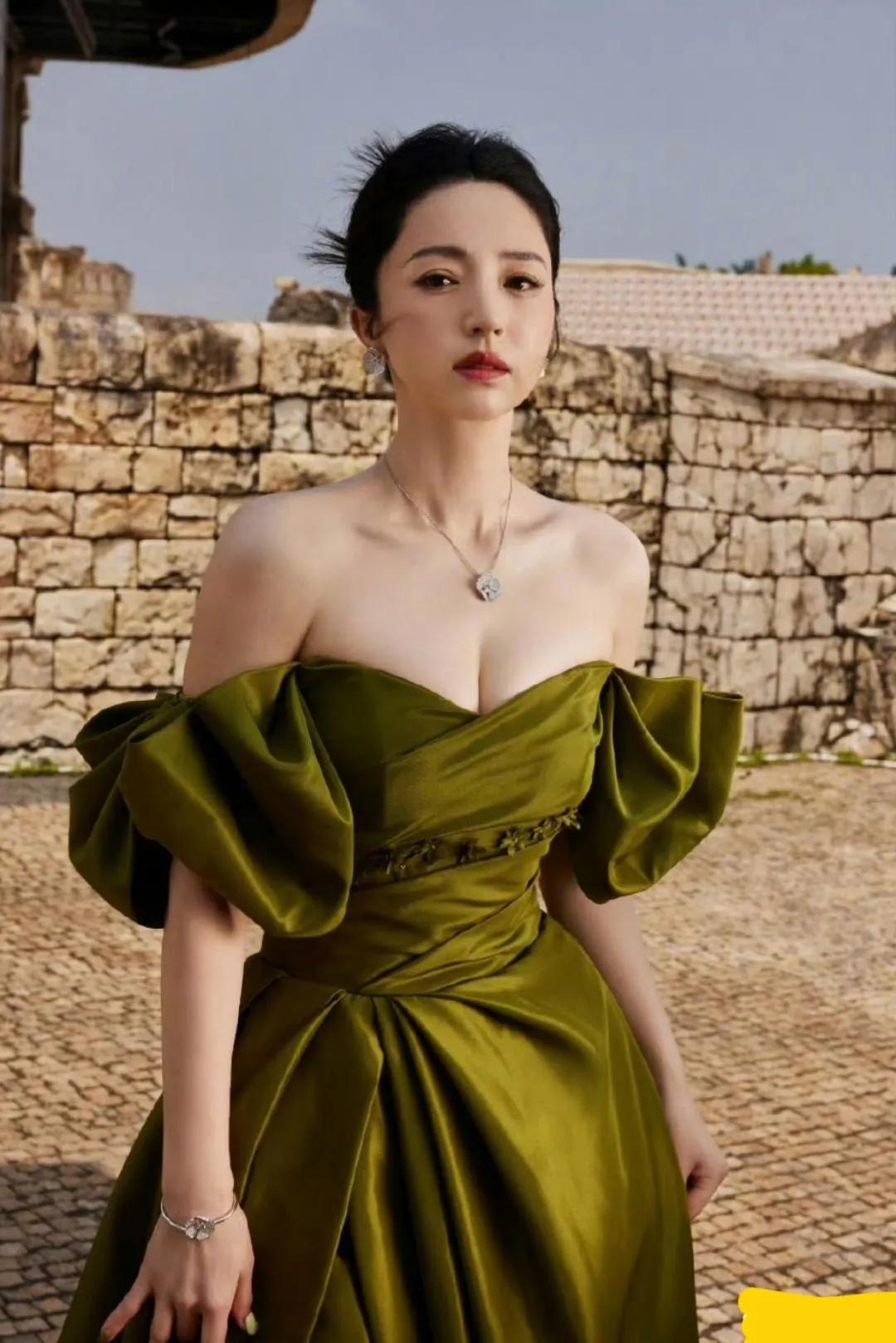 董璇这身材有点无敌呀，事业线丰满诱人，臀部圆滑肥润，堪称内娱一绝！