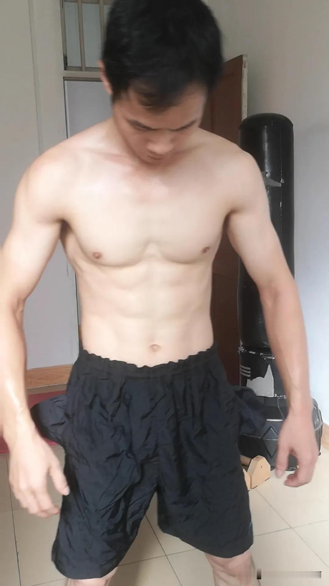 自律健身的意义非常大！自律健身，不仅可以磨练你的耐心，还能强化你的体魄，增强你的