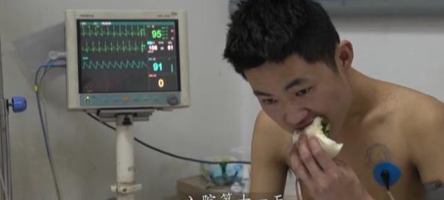 “他不行了。”2021年，23岁的河北小伙喝下整瓶百草枯，治疗18天后，小伙子变