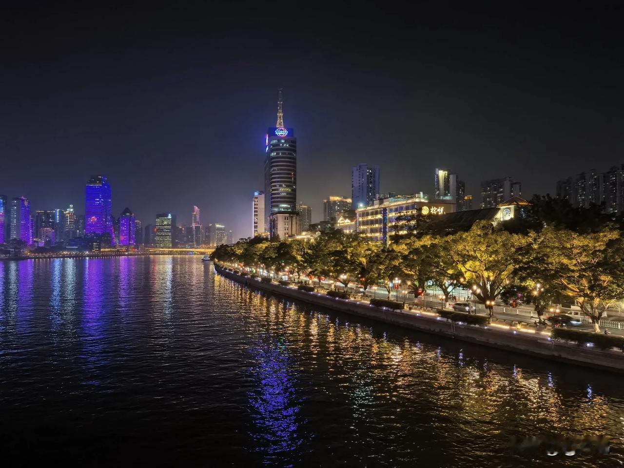 生活真谛：淡看离别，喜迎相遇。

生活嘛，本就有苦有甜，
不可能事事都顺着心意来