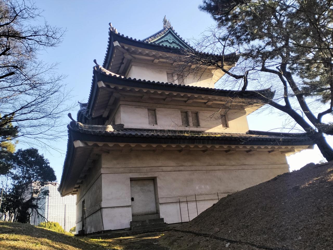 预约参观东京皇居，免费门票免费中文导游，但是你不能自由闲逛，必须跟着队伍走完固定