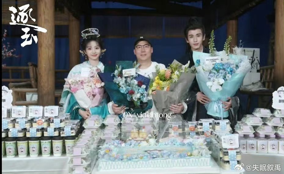 张凌赫田曦薇曾庆杰杀青合照从遗憾到圆满，这张杀青合照真的太珍贵了！田赫和曾导二搭